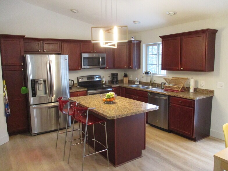 Building Photo - 6587 Rolling Hills Dr