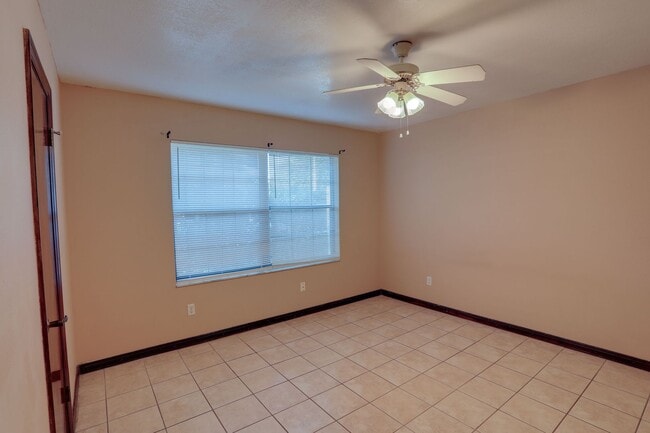 Building Photo - 492 Tamarack St