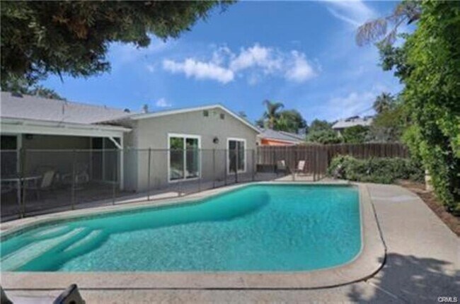 Primary Photo - 22335 Kittridge St