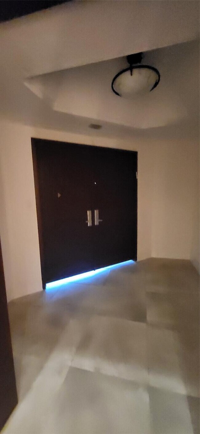 Building Photo - 2600 Island Blvd