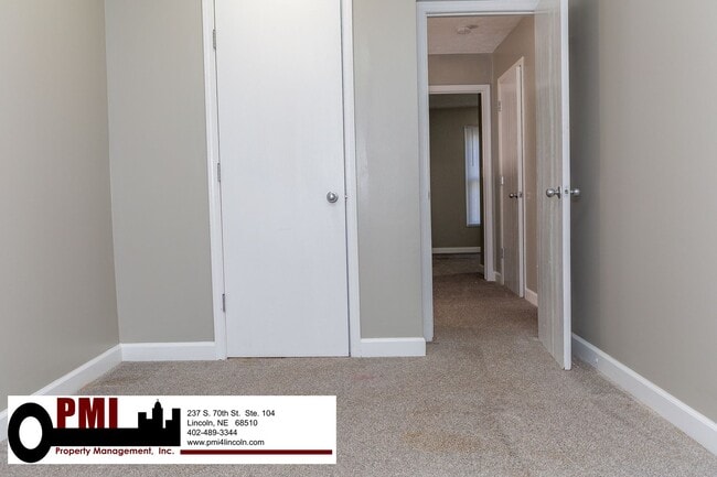 Building Photo - 3 Bedroom and 2 bathroom Duplex for Rent