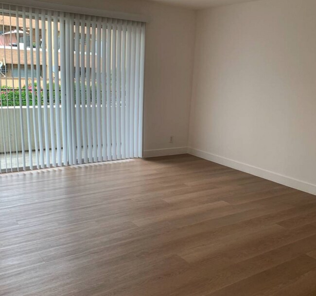 Building Photo - Beautiful 1 Bed /1 Bath with Hardwood Floors, Central AC, Stainless Steel Appliances, Balcony, Gy...