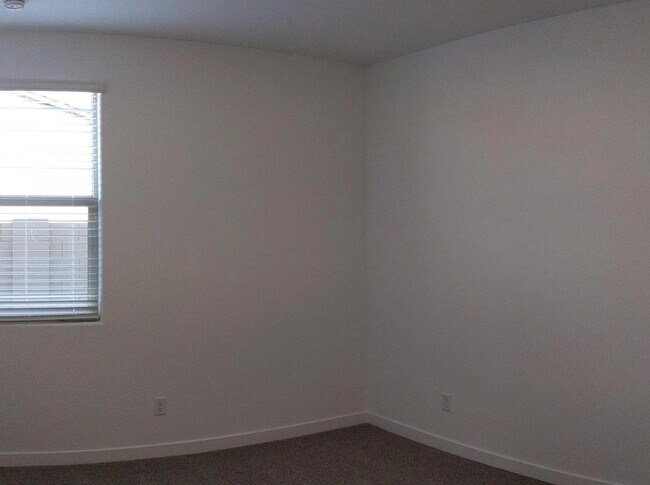 Building Photo - 2250 E Kelly Dr