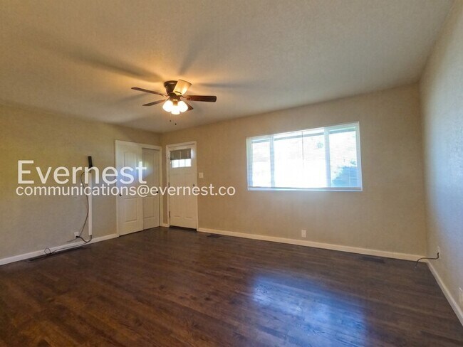 Building Photo - 3 Bed/1.5 Bath Home with Fenced yard / Coming Soon!