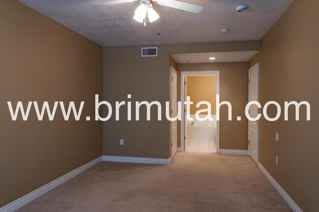 Building Photo - 3075 E Kennedy Dr
