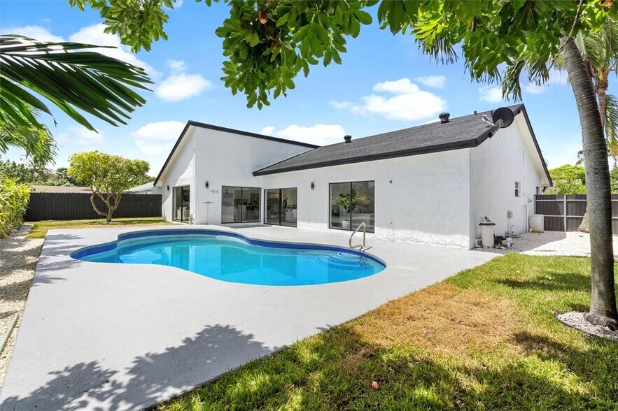 Building Photo - 4920 NW 83rd Ter