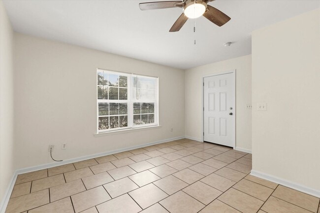 Building Photo - 735 Putnam Dr