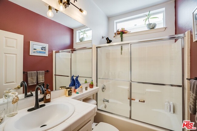 Building Photo - 182 Comanche