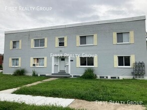 Building Photo - 16 W Maplewood Ave