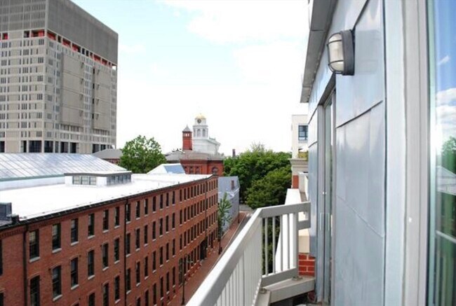 Building Photo - 17 Otis St