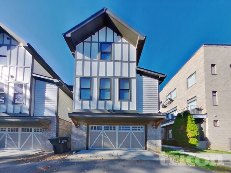 Building Photo - 1224 Hillwood Private Cove