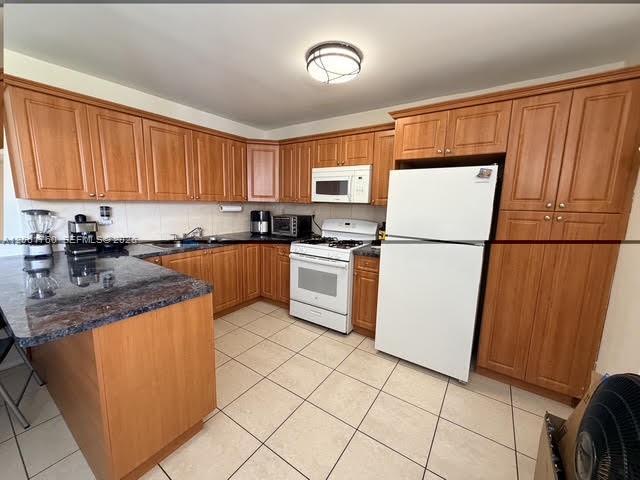 Building Photo - 465 S Royal Poinciana Blvd