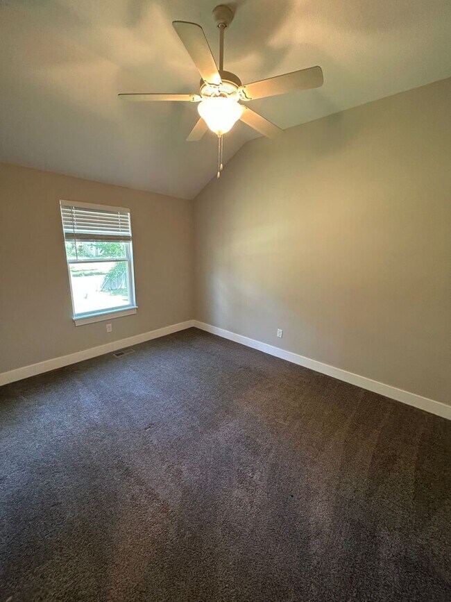 Building Photo - Coming November 2025! Spacious 4 Bed / 2 B...
