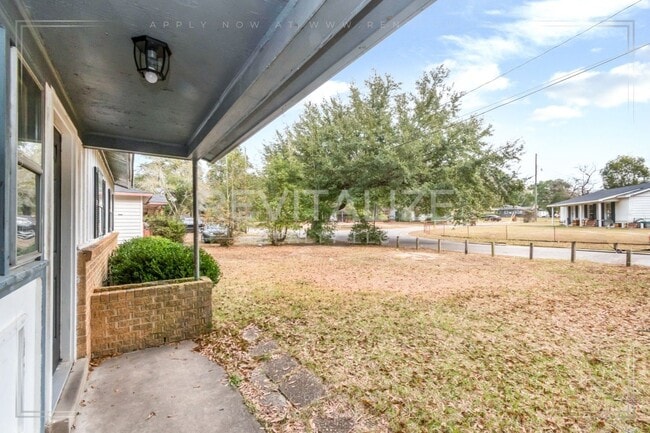 Building Photo - 3 Bed/1 Bath Home with Large Yard and Fence!