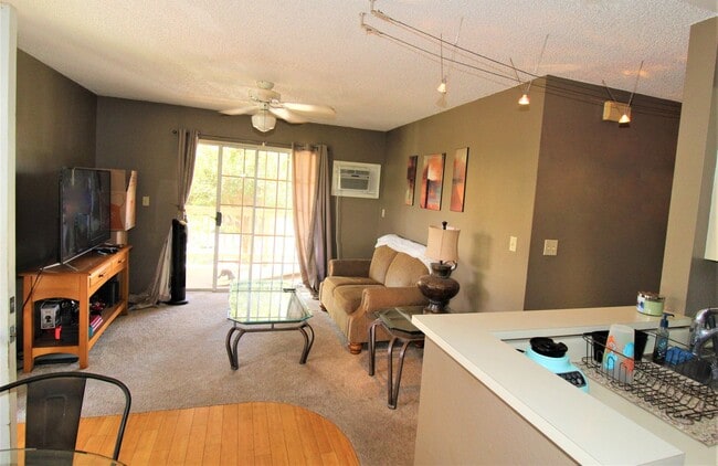 Building Photo - KIHEI VILLAGE UPPER LEVEL 2 BED / 1.5 BATH UNFURNISHED CONDO W/2 PARKING SPACES