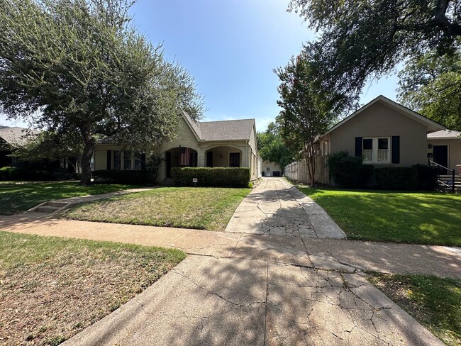 Building Photo - One Bedroom One Bath Duplex in TCU Area