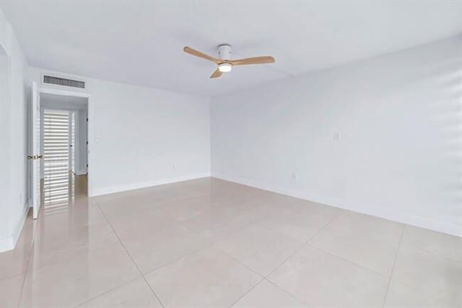 Building Photo - 9240 Fontainebleau Blvd