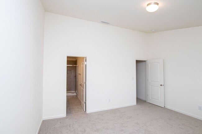 Building Photo - BEAUTIFUL 2 Bedroom Townhome in MIDLAND AVAILABLE JUNE 2026