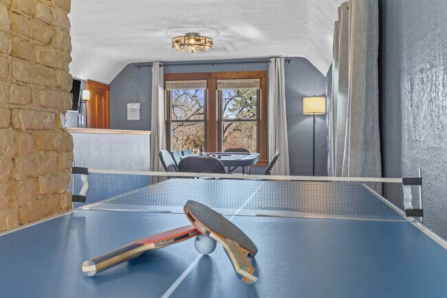 Building Photo - 924 Capital St