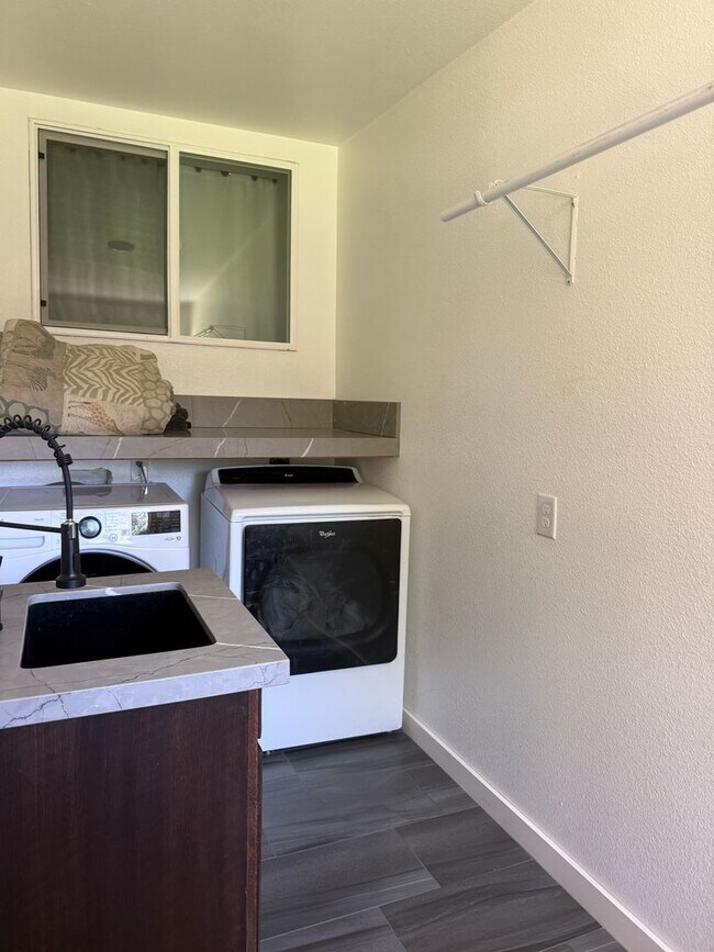 Building Photo - 1065 Del Moll Dr