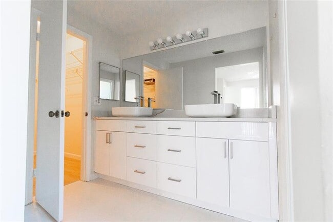 Building Photo - 8197 Royal Palm Ct