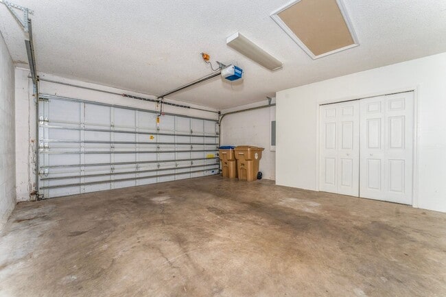 Building Photo - Charming 3-Bedroom, 2-Bath Home with 2-Car Garage and Bonus Room in Poinciana!