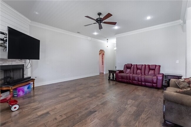 Building Photo - 1100 Huntleigh Dr