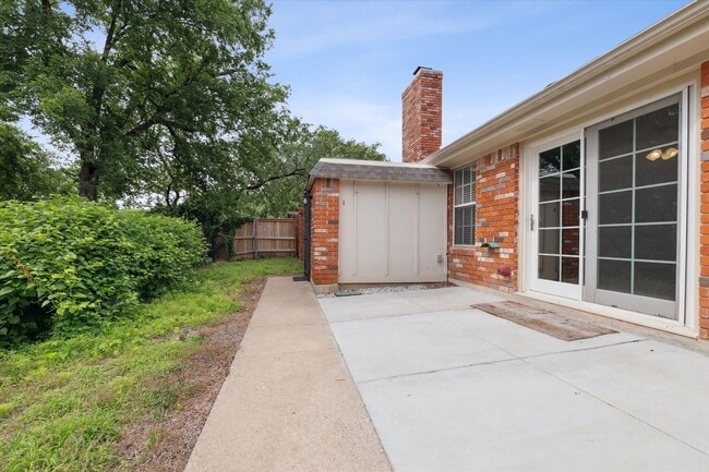 Building Photo - Pristine Updated Indian Creek Condo
