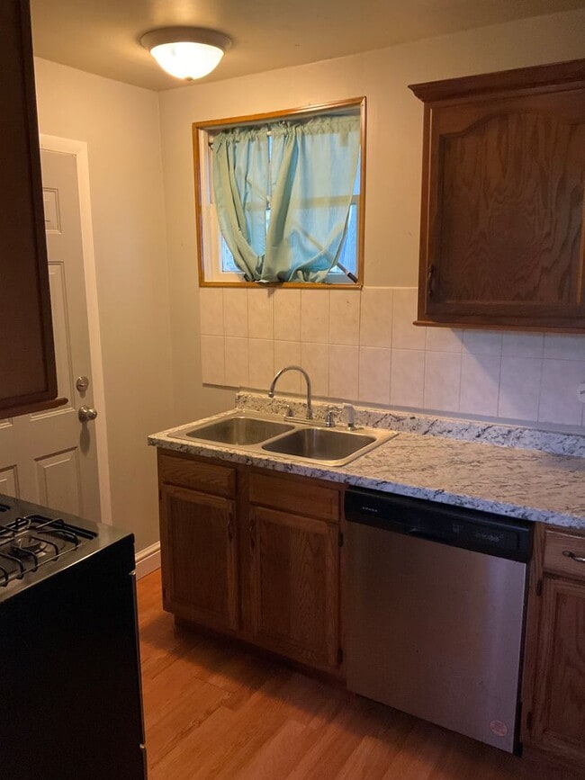 Building Photo - Charming, Character-Filled 2 Bedroom in Br...