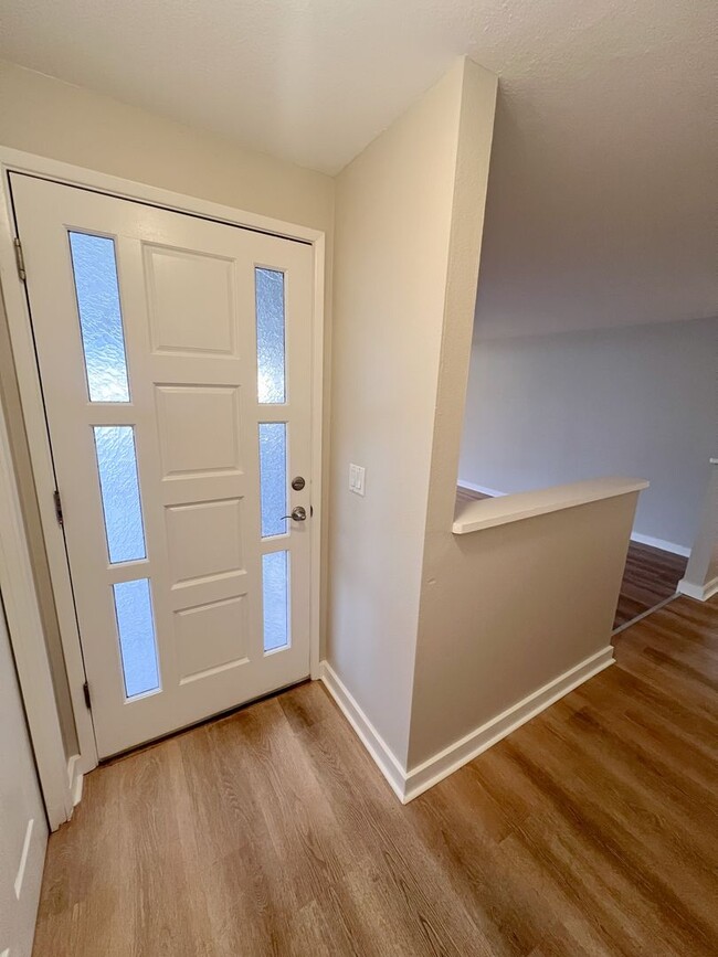 Building Photo - 3 Bedroom, 2 bath 1836 sqft House in Sunset Village