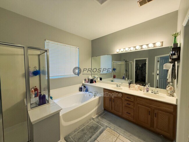 Building Photo - 833 Paran Oaks Dr