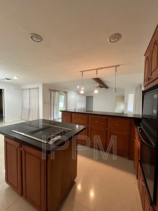 Building Photo - 5610 La Cana Dr