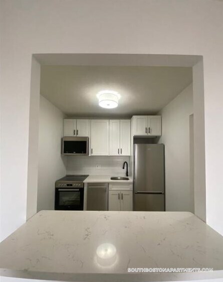 Building Photo - 741 E 6th St