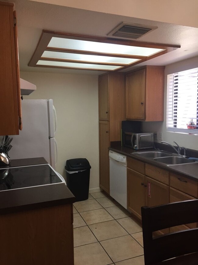 Building Photo - Fully Furnished Condo in Oak Creek Village