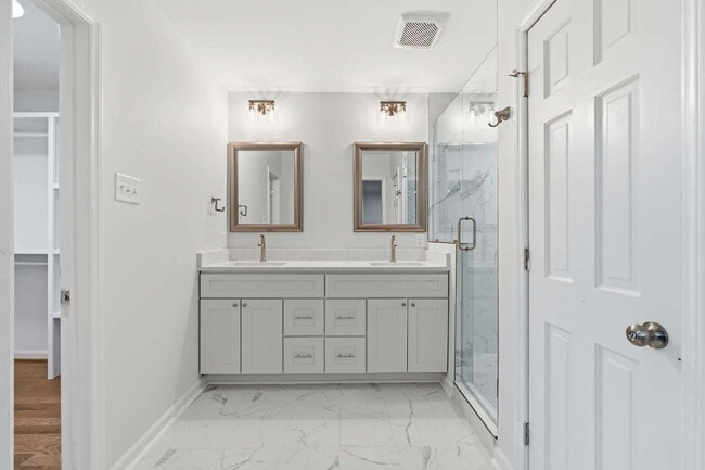 Building Photo - Spacious and Unique 5-Bedroom Home in Chapel Hill!
