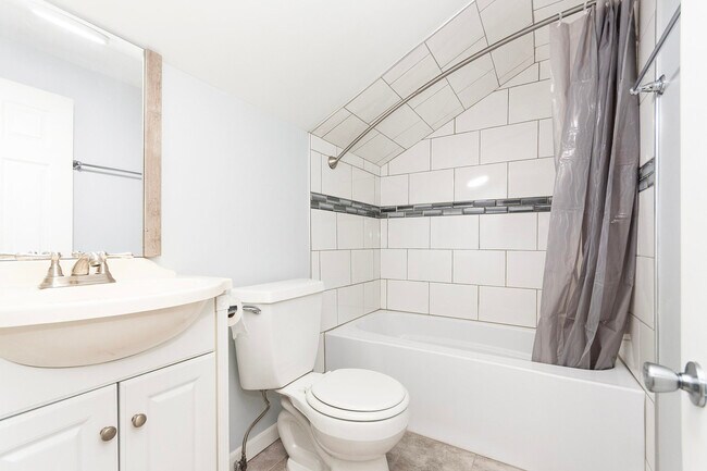 Building Photo - 2576 Plainfield Rd