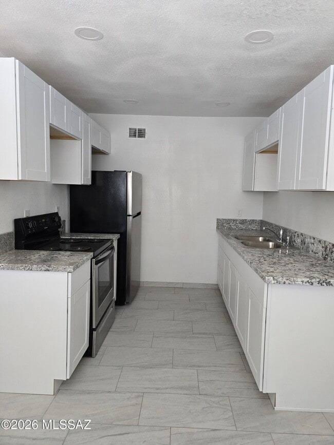 Building Photo - 511 N Iroquois Ave