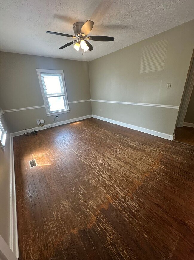 Building Photo - 649 Golfview Dr
