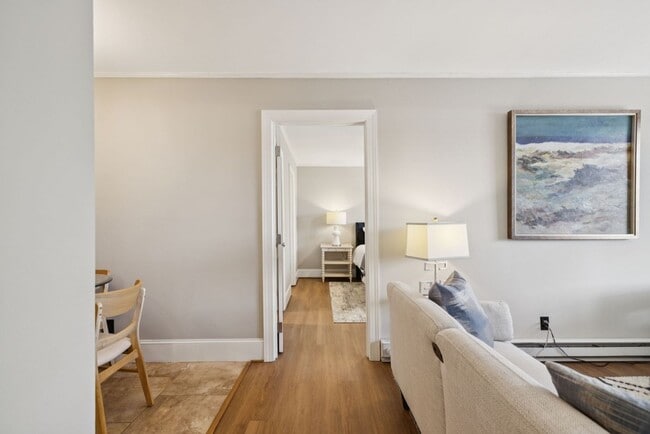 Building Photo - Walkable Location, Location, Location in G...