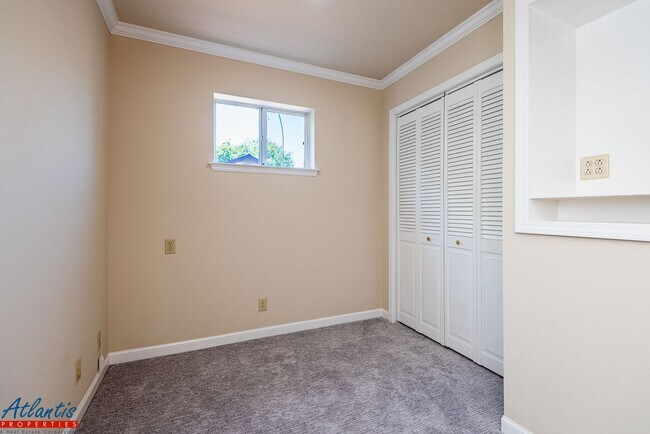 Building Photo - Beautiful Home | Desirable Location