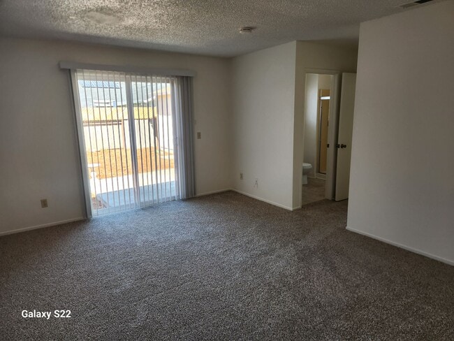 Building Photo - Bright and Cheery 4 bedroom, 2 bathroom ho...