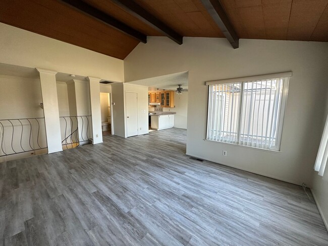 Building Photo - Updated Townhome with River Access and Bea...