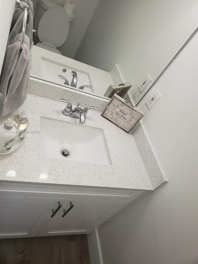 Building Photo - 318 NW 107th Ave