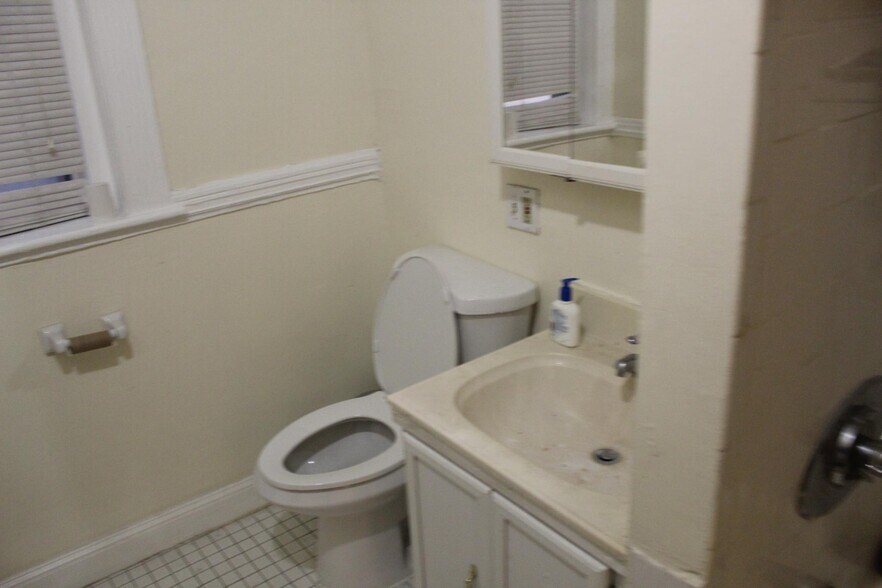 Building Photo - 447 Park Dr