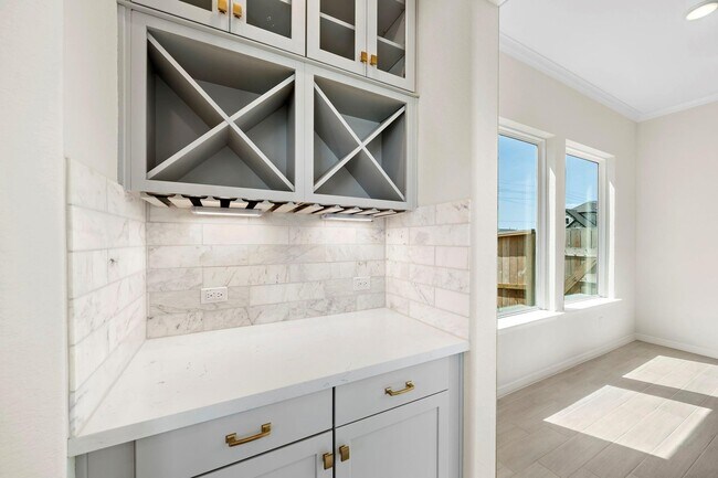 Building Photo - 9806 Oakwood Trl