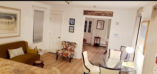 Building Photo - 905 New St