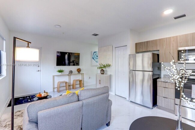 Building Photo - 339 W 78th Rd