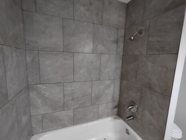 Building Photo - Large Updated 4 Bedroom Home Off University