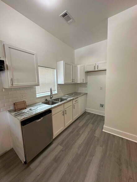 Building Photo - 939 Seattle St