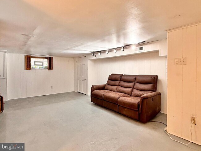 Building Photo - 7041 Harvey Ave